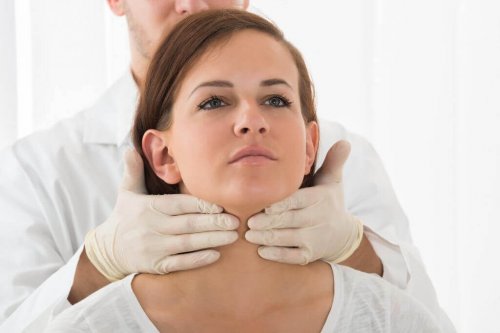Заболяването хипотиреоидизъм: доктор преглежда щитовидната жлеза на една млада жена