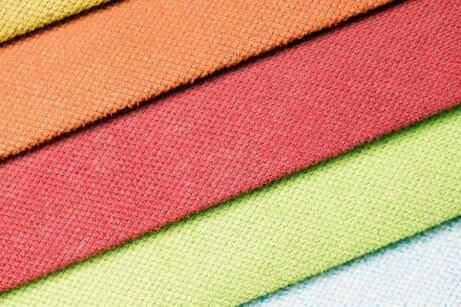 Носенето на цветни дрехи не е подходящ избор за официални поводи.