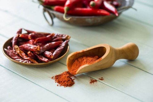 Пресни и сухи люти червени чушки