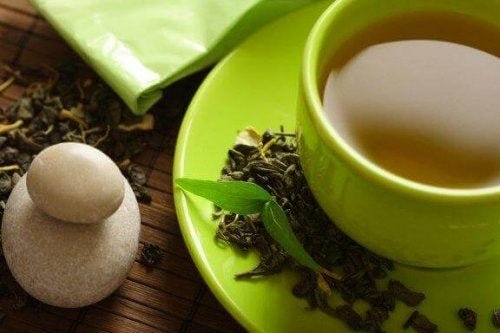 Дали зеленият чай наистина спомага отслабването?