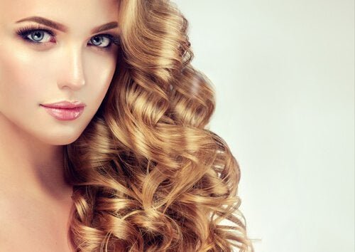 Елегантни прически за къдрава коса