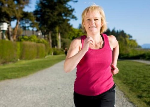 Менопаузата се отразява на сърцето: една жена тича в парк