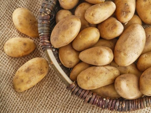 За лечение на възпалени очи: Картофи в чиния на маса