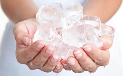 За лечение на възпалени очи: две ръце държат кубчета лед