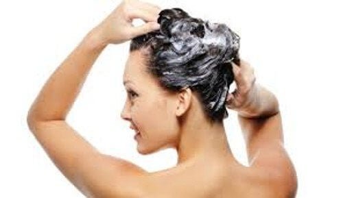 За чиста коса по-дълго време: една жена си мие косата
