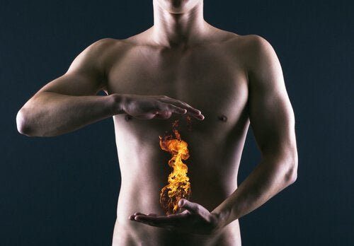 При киселини в стомаха: един мъж и държи огън, фотомонтаж
