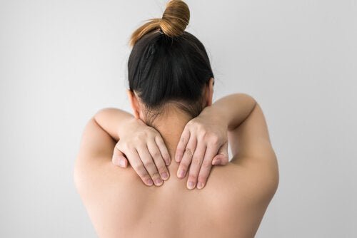 Пукането в раменете е сред честите звуци издавани от тялото, на които трябва да обърнем внимание. 