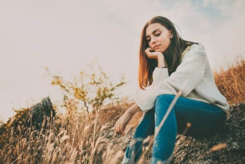 Лавандуловото масло: една млада жена е седнала на поляна в полето