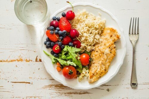 При киселини в стомаха: една чиния с различни храни, вилица и лъжица