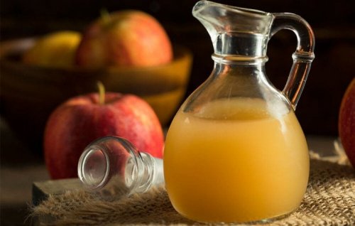 За лечение на възпалени очи: ябълков оцет в кана и ябълки на маса