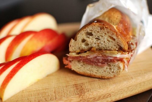 Сандвич с пълнозърнест хляб и шунка