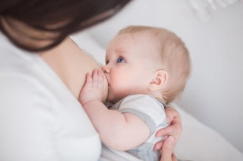 Дефицитът на витамин D: снимка на майка, кърмеща бебе 