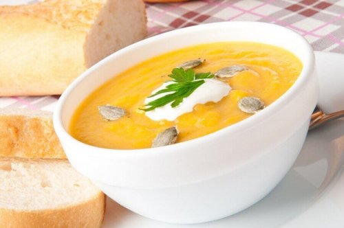Крем супа от тиква със сметана, в купичка.