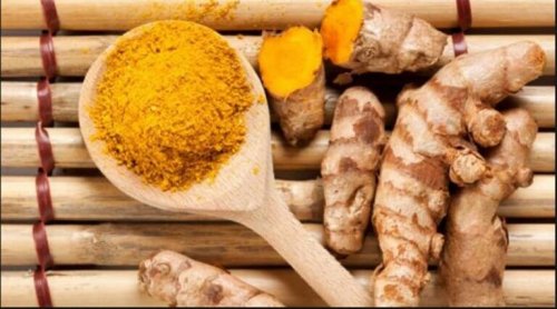 Отслабването с куркума: смляна куркума в лъжица