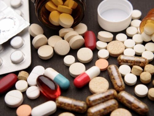 Различни видове лекарства, разпилени на маса