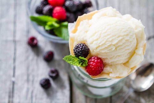 Нискокалоричен десерт: чашка с ванилов сладолед