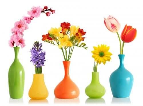 Украсете лесно и бързо вазите си със спрей боя.