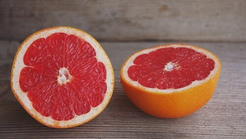За стопяване на килограми: грейпфрут, разрязан на две
