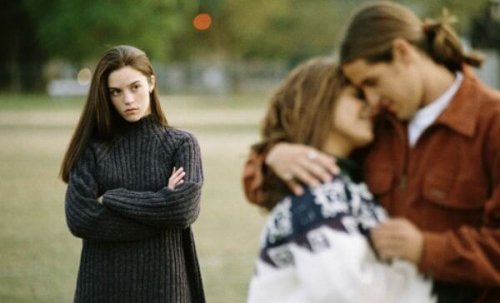 Чувството за самота: прегърнати момиче и момче и едно друго момиче ги гледа