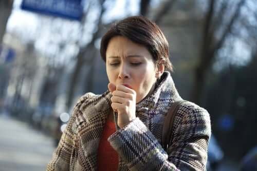Костохондритът е една от причините за появата на болка в гърдите при кашляне.