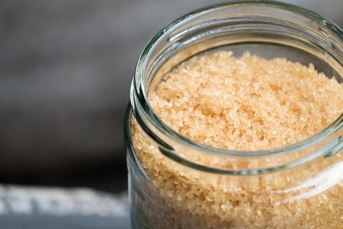 За отстраняване на черни точки: снимка на кафява захар в буркан