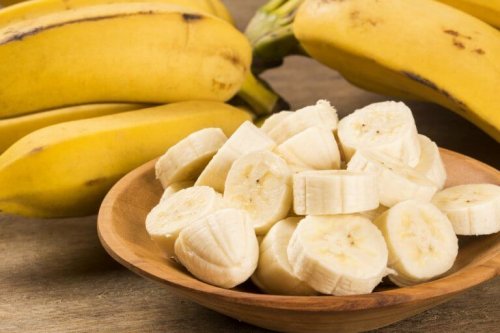 Храни, които повишават настроението: нарязани банани и цели банани