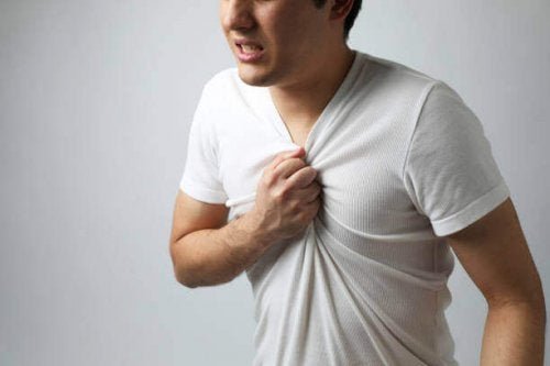 Силната болка в гърдите може да е сред симптомите на аортната дисекация.
