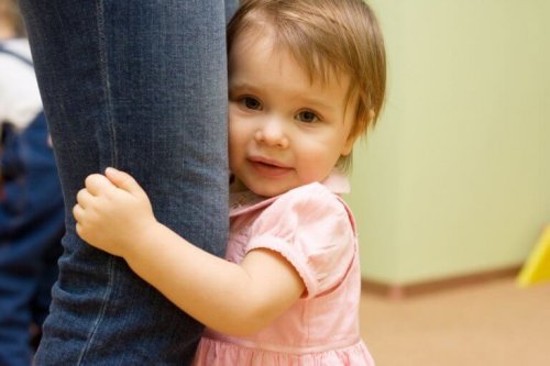 Нарцистична майка: едно малко момичвнце е хванало майка си за крака