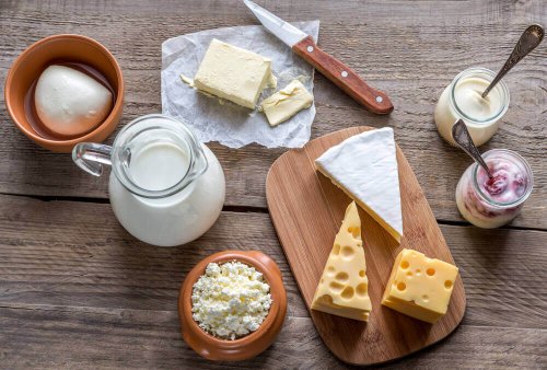 Различни видове млечни продукти на маса