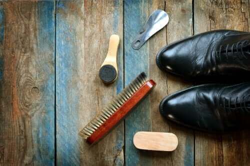 Как да почистите кожените обувки: 5 полезни съвета