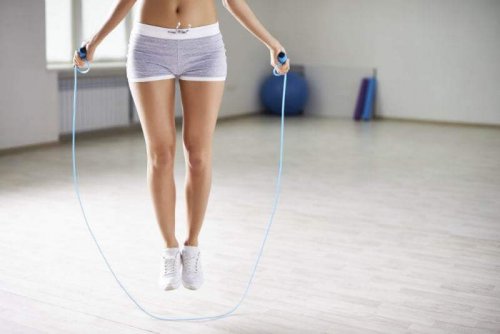 Рутинни упражнения за тонус: скачане на въже