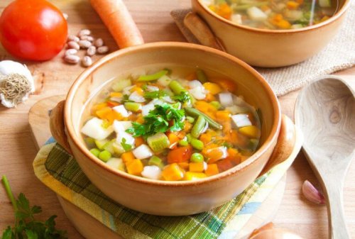Супа с шунка серано: супа в купичка с много зеленчуци, моркови, грах и други