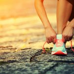 Рутинни упражнения за тонус: връзване на маратонки