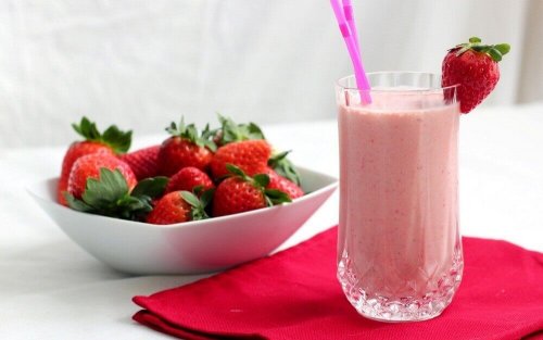 напитки афродизиаци: ягоди в чиния и сок от ягоди