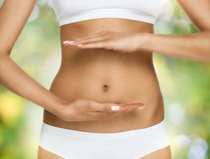 Невероятната лимонена диета: снимка на една жена, на корема