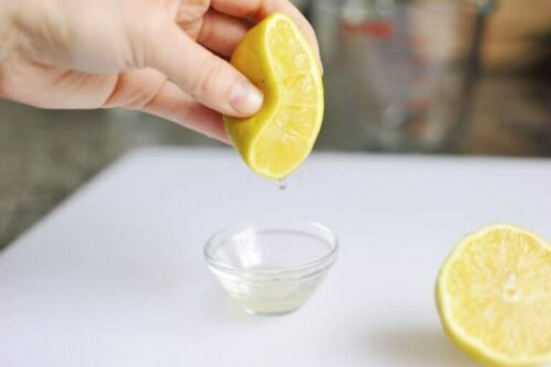 Невероятната лимонена диета: една ръка изцежда сок от един лимон