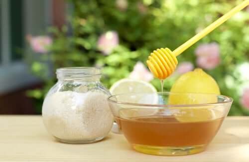 Ексфолирайте се с мед и захар против тъмни петна по кожата.