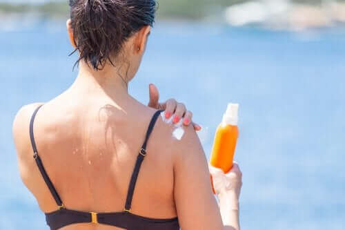 Как да изсветлите тъмните петна по кожата си