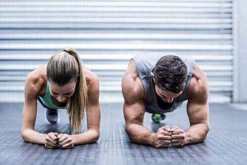 Упражнението планк: мъж и жена правят упражнения