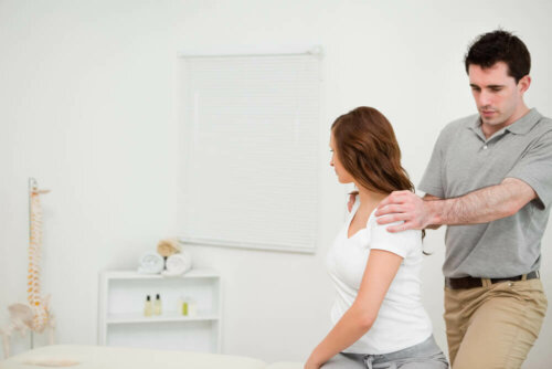 Снимка на жена, която прави упражнения за стойката