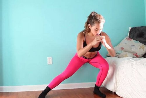 Една млада жена прави упражнения с прикляквания