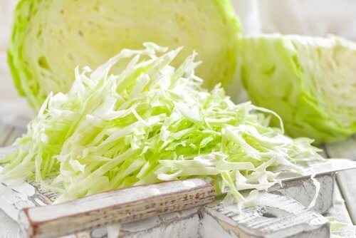 За лечение на запек: салата от зеле и ананас