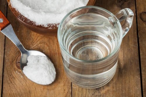 За сухи пети: сода за хляб в лъжичка и чаша вода