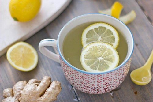 Топла напитка с лимон за облекчаване на болката при кашлица