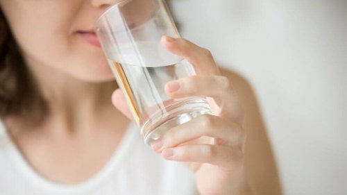 Млада жена пие вода