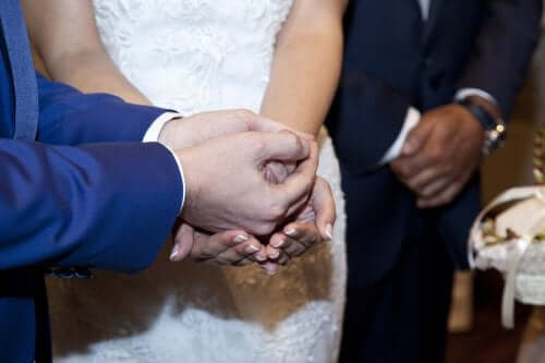 Част от традициите на сватбите имат религиозно начало.