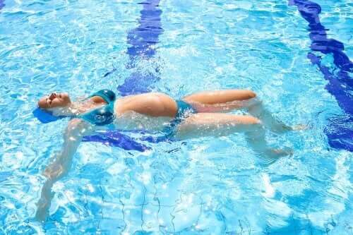 По време на бременност: една жена плува в басейн