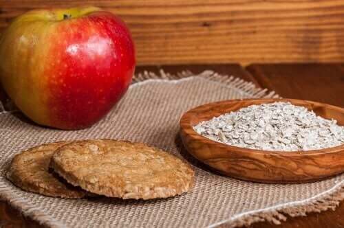 Овесените бисквити: снимка на една червена ябълка и овесени ядки в чиния