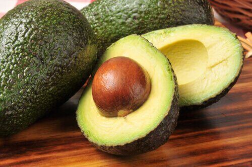 За да намалите холестерола: снимка на авокадо нарязано и цяло