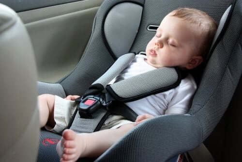 Снимка на бебе, кето спи в бебешка седалка в кола